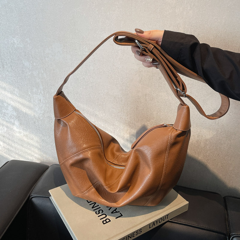 A large-capacity women's 2024 new casual and versatile single-shoulder crossbody bag with a niche design and fashionable commuting dumpling bag Specification drawing