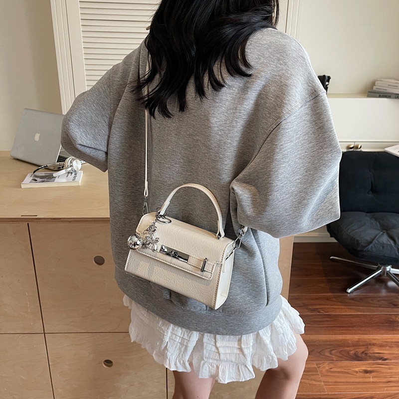 High-end handbag 2025 new style, stylish and versatile Kelly bag, simple and fashionable shoulder bag, popular crossbody women's bag Application Scenario