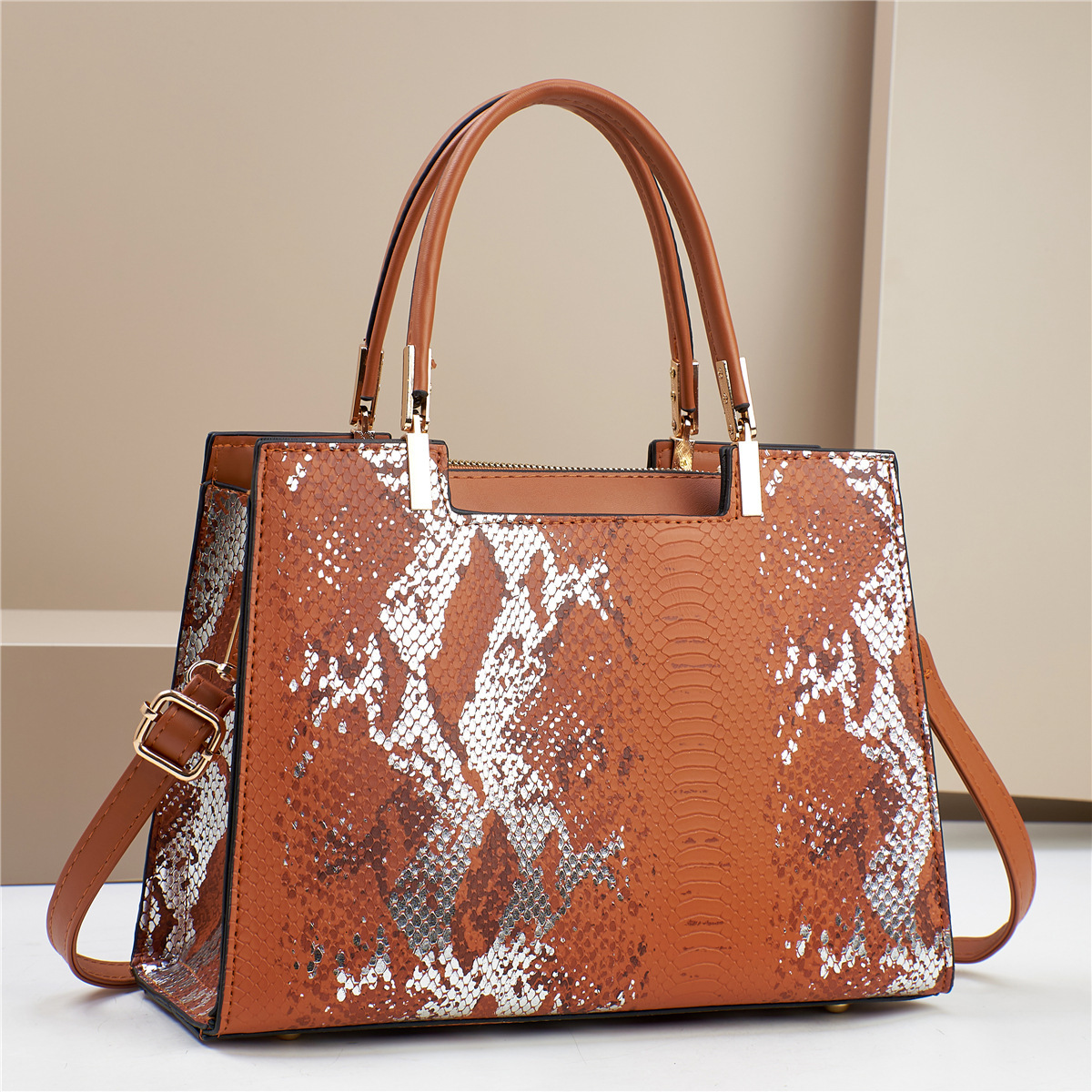 A new high-capacity single-shoulder crossbody bag with snake pattern for women in 2024, a fashionable and high-quality product for foreign trade details Picture