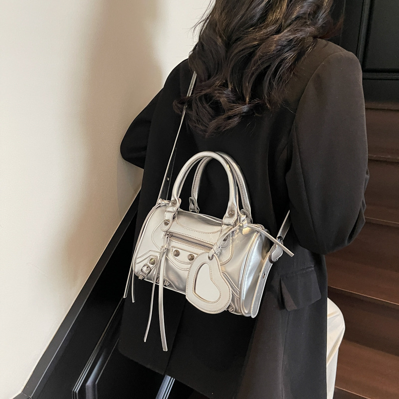A trendy retro hand-held motorcycle bag for women in 2025, a versatile and color-blocking single-shoulder crossbody Boston bag Specification drawing