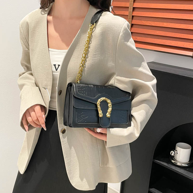 2025 New trendy Korean-style chain small square bag, casual and stylish commuter single-shoulder crossbody handbag for women details Picture