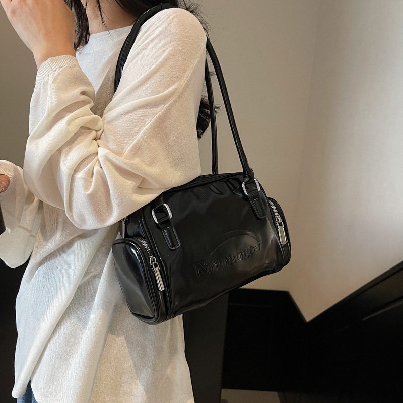 Korean niche design underarm bag for women 2025 new trendy and fashionable hand-held commuter bag with large capacity tote bag Application Scenario