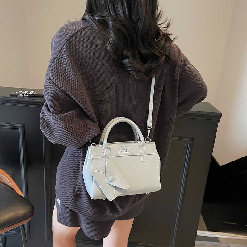 High-end and niche handbag for women, new spring and summer 2025, versatile crossbody bag, trendy and simple handbag, bucket bag Application Scenario