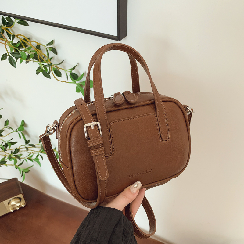 Hand-held trendy bowling bag for women, 2025 new retro and fashionable single-shoulder bag, high-end and casual, versatile crossbody bag full figure