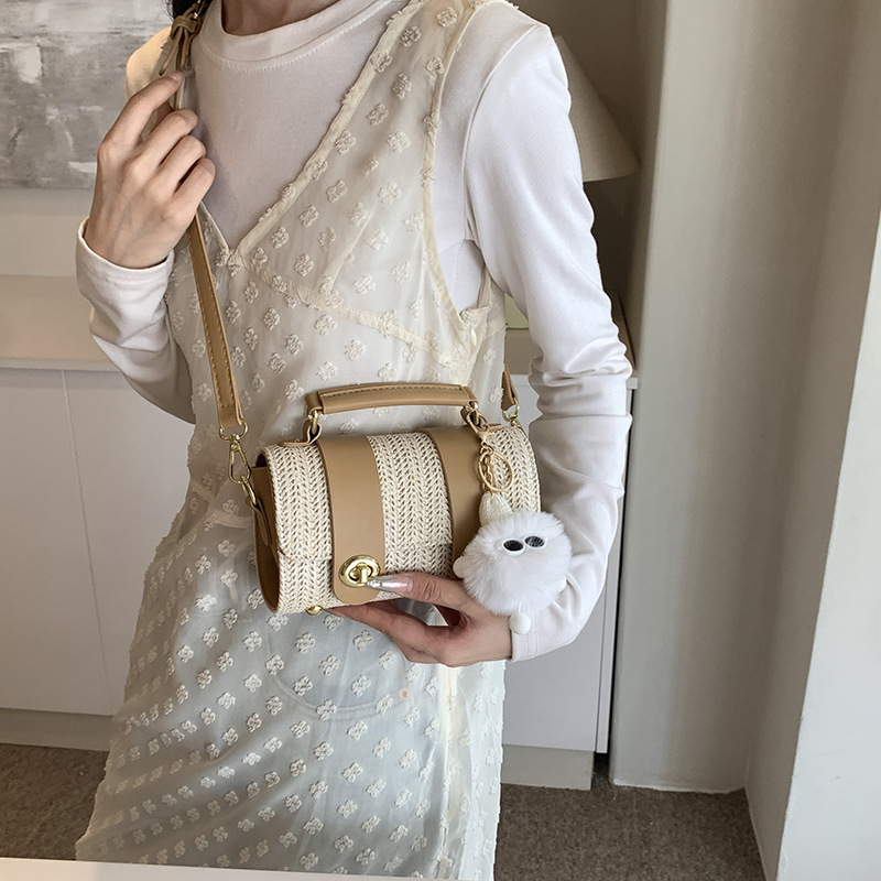 A new style of women's 2025 straw-woven hand-held small bag, a fashionable commuting single-shoulder bag, a beach vacation beach woven crossbody bag Application Scenario