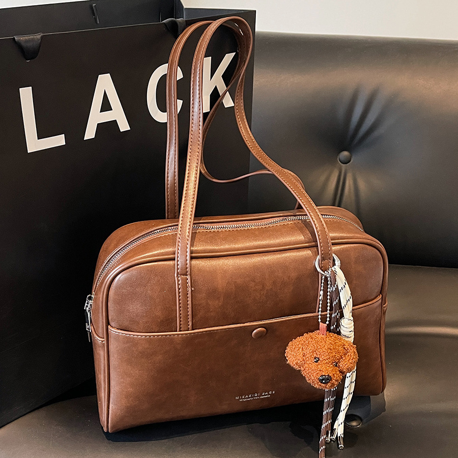 The high-end Maillard commuter bag for women in 2024 is a trendy and fashionable single-shoulder bag with a large capacity full figure