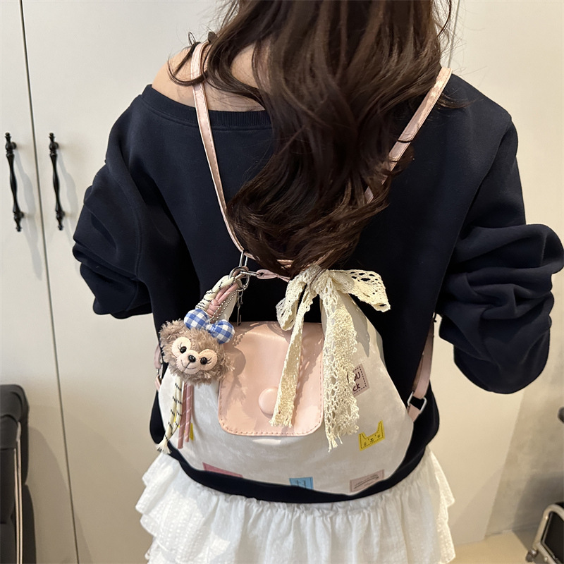 Fashionable, sweet and cute tote bag for women, large-capacity Korean version color-blocking hand-held shoulder bag, multi-functional student backpack Application Scenario