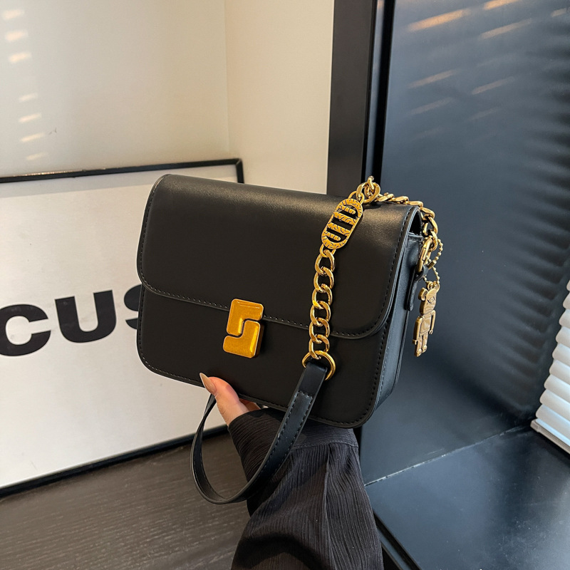 Korean-style fashionable and individual chain small square underarm bag 2024 solid color new style, elegant and versatile women's single-shoulder bag details Picture
