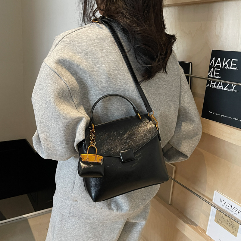 The 2025 new versatile solid color simple large-capacity hand-held small square bag is a fashionable, trendy and stylish single-shoulder crossbody bag for women Specification drawing