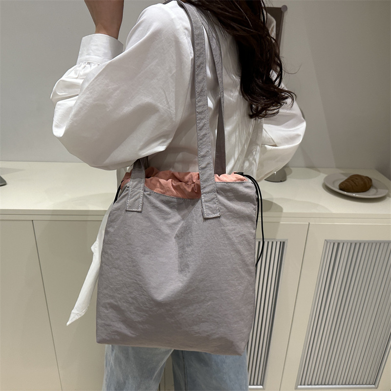 This year, the 2025 new fashionable single-shoulder crossbody bag for women is in vogue. It's a versatile pleated drawstring crossbody bucket bag Specification drawing