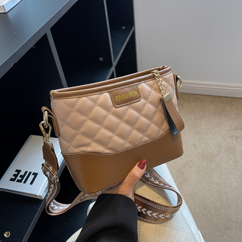 This year's popular bag for women: The 2024 new trendy and fashionable wide-shoulder crossbody bag, a versatile Instagram casual and wandering bag full figure