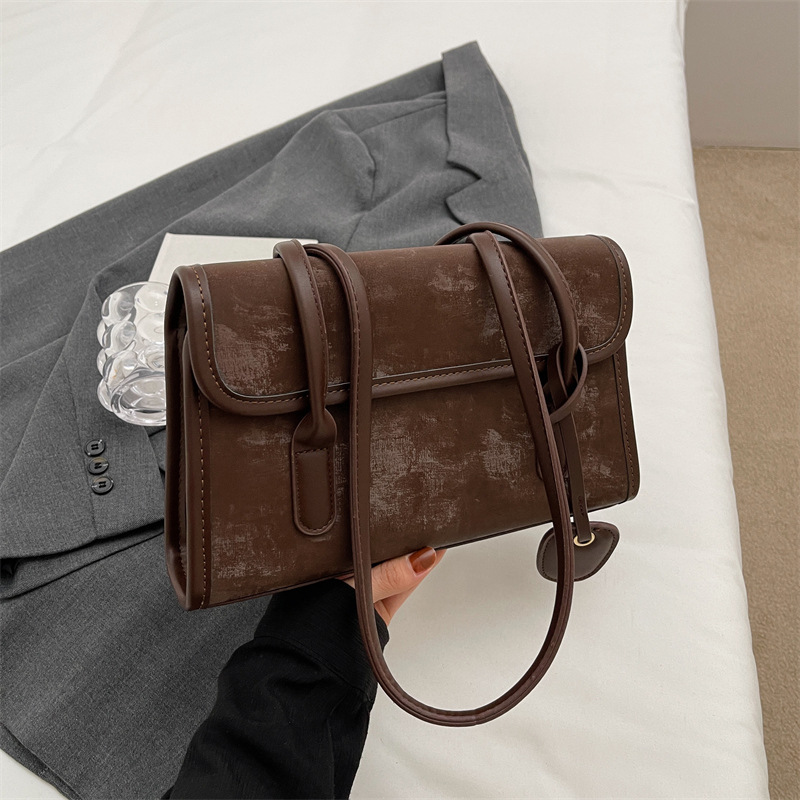A new French niche bag for women in 2025, featuring a trendy and high-end quality single-shoulder bag and a stylish hand-purified color baguette underarm bag Specification drawing