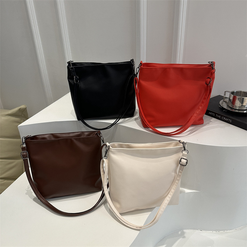 Simple and niche design, large-capacity women's bag, Spring 2025 new versatile tote bag, fashionable single-shoulder crossbody bag for women Application Scenario