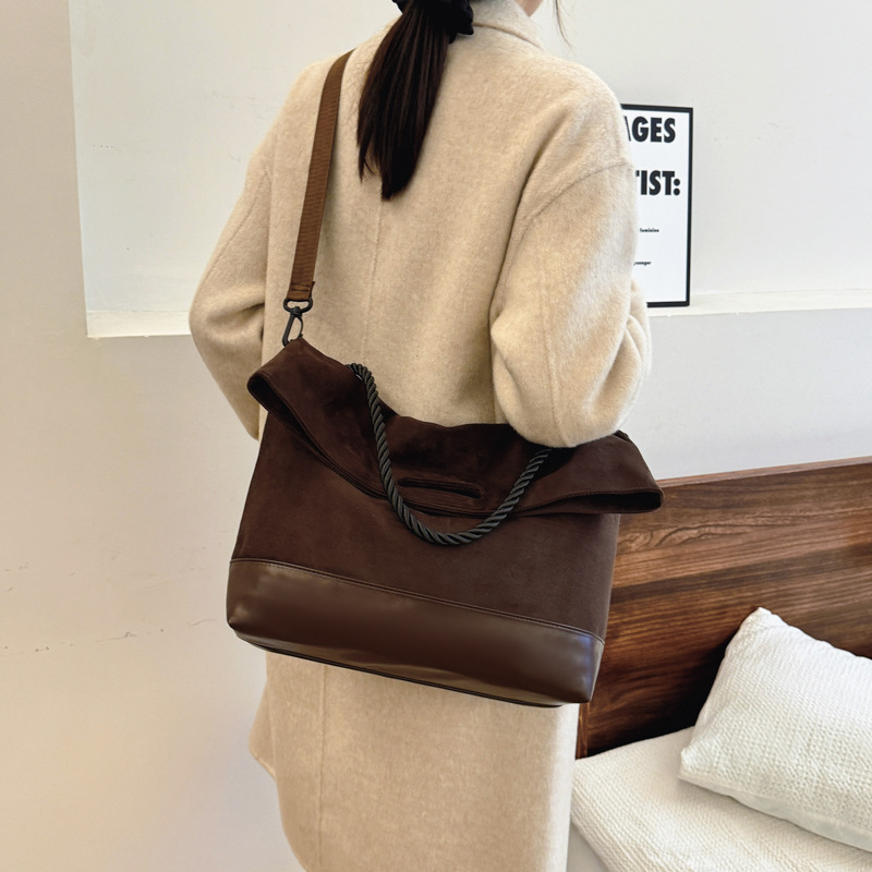 The 2024 new canvas large-capacity handbag, simple and retro messenger tote bag, is a high-end commuting single-shoulder bag trend Application Scenario