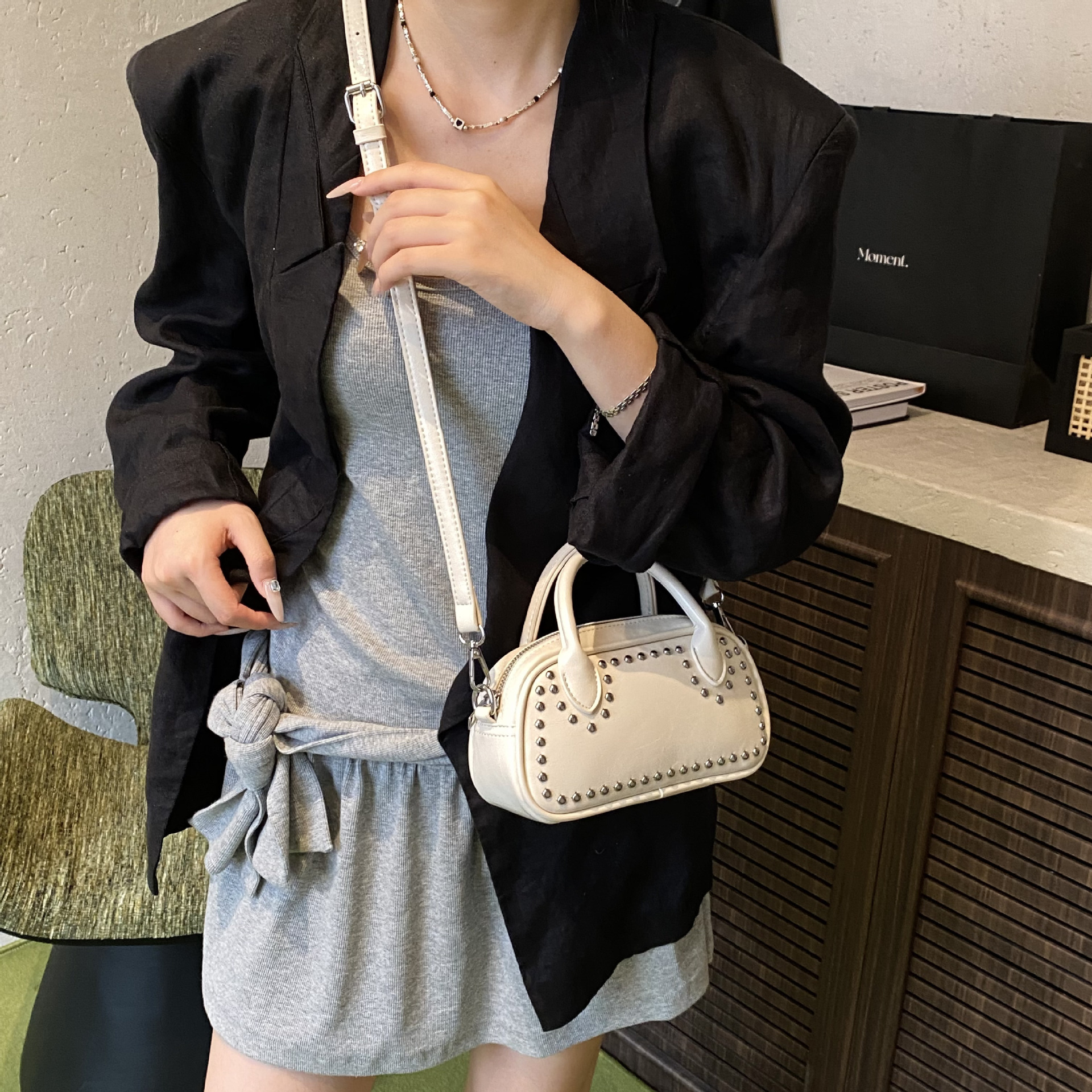 Cross-border high-end textured rivet small bag for women 2025 new style casual and versatile crossbody bag, fashionable hand-held small square bag Specification drawing