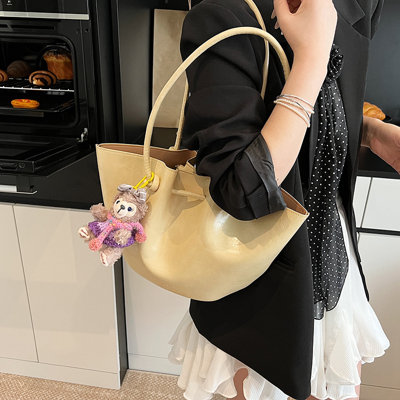 High-end, stylish, pleated, large-capacity tote bag for women 2025, a versatile, simple single-shoulder bag in solid color Application Scenario