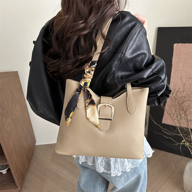 "Bag Women 2025: A new niche design for women's bags, a summer retro underarm bag with a high-quality commuting single-shoulder handbag. details Picture