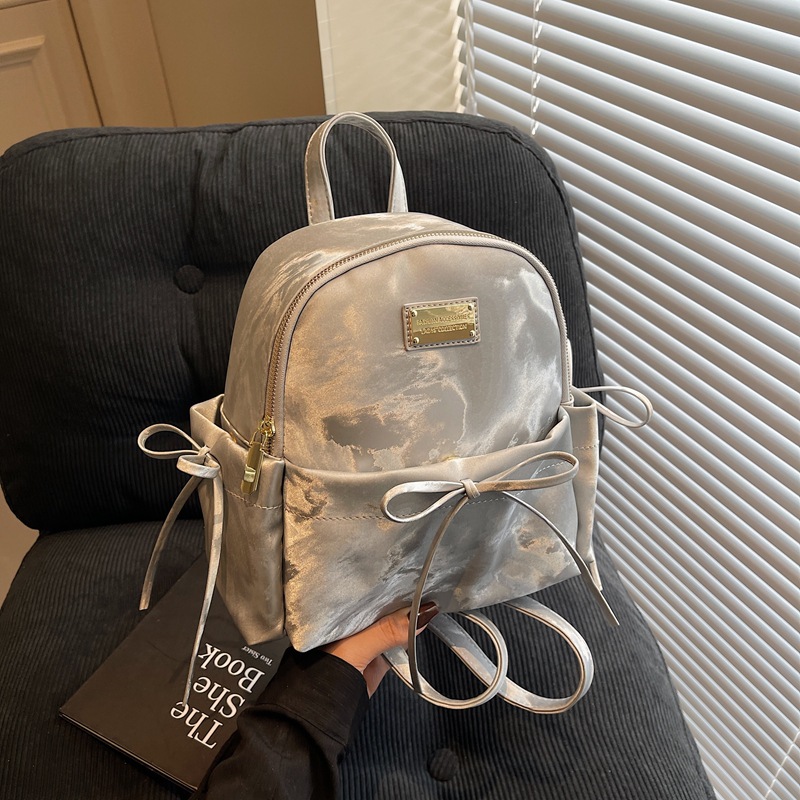 A niche design retro backpack for women in 2025, a new fashion school British-style schoolbag, trendy and versatile casual backpack full figure