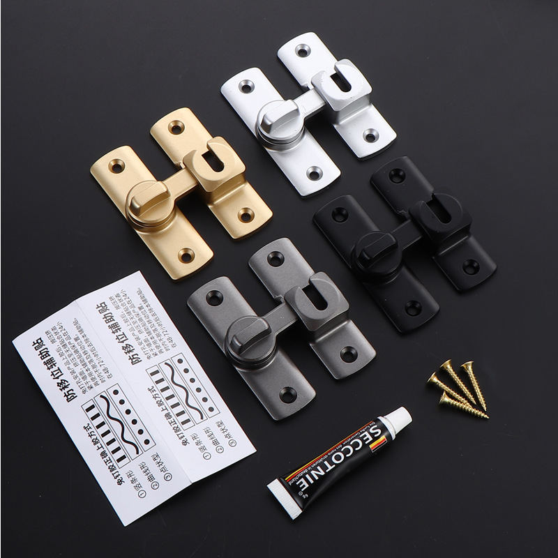 The hotel bathroom doors and Windows are thickened with lock buckles, and the aluminum alloy doors are solid and can be easily closed with anti-theft lock buckles full figure