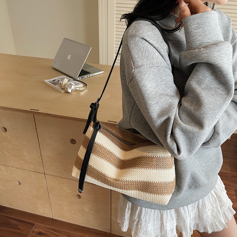 The new striped straw bag for summer 2025 is a versatile hand-held underarm bag with a beach vacation style, a single-shoulder bag and a casual crossbody bag Application Scenario
