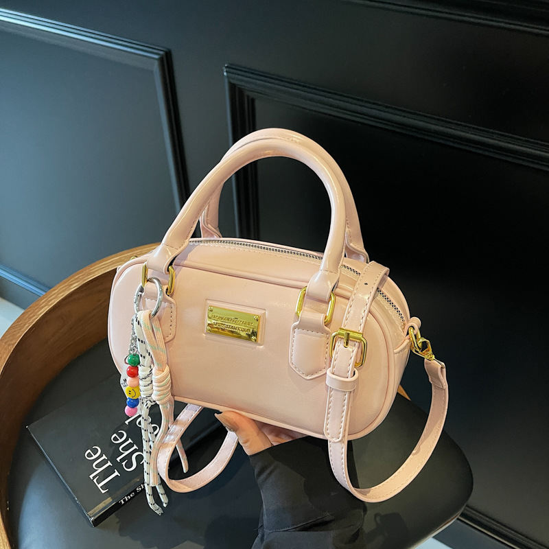 High-end, fashionable and retro bowling bag for women, 2025 new style, casual and elegant hand-held small bag, commuter crossbody bag full figure