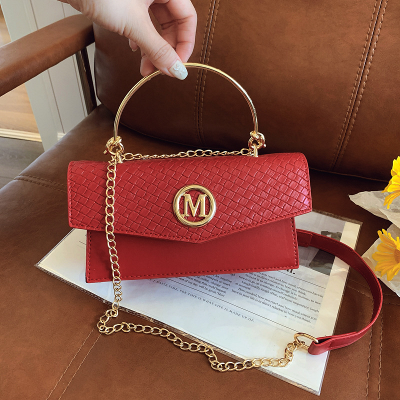 The new French fashion flip-top bag for Spring/Summer 2025 exudes a high-end feel. It is a small square bag with a contrasting color woven fabric that can be carried diagonally across the shoulder full figure