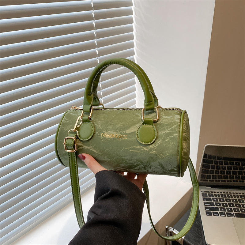 Niche and simple design pillow bag 2025, a fresh and elegant women's bag, casual, fashionable and versatile shoulder bag, crossbody bag full figure