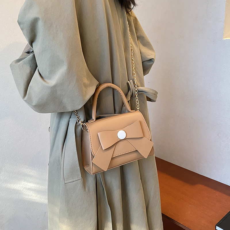 The new casual, individualistic and fashionable Korean-style bow hand-held shoulder bag with a simple crossbody style for women in the autumn of 2024 details Picture