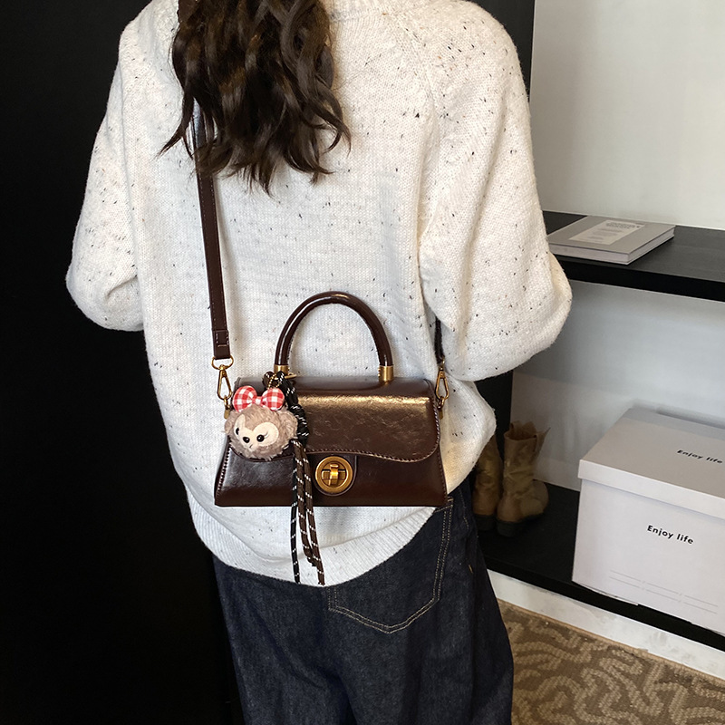 Retro and simple small bag for women, 2024 new style hand-held small square bag, high-end and stylish, versatile, high-end quality crossbody bag Application Scenario