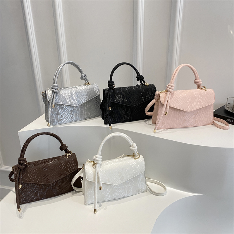 This new solid-color, stylish, embossed single-shoulder crossbody bag is a popular and personalized women's commuter bag this year Application Scenario