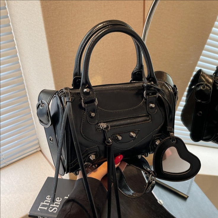 A trendy retro hand-held motorcycle bag for women in 2025, a versatile and color-blocking single-shoulder crossbody Boston bag full figure