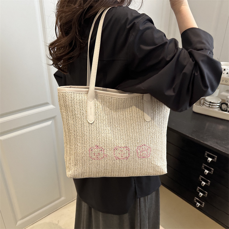 The 2025 new large-capacity woven tote bag is a versatile single-shoulder bag for women in summer and a high-quality patchwork commuting bag details Picture