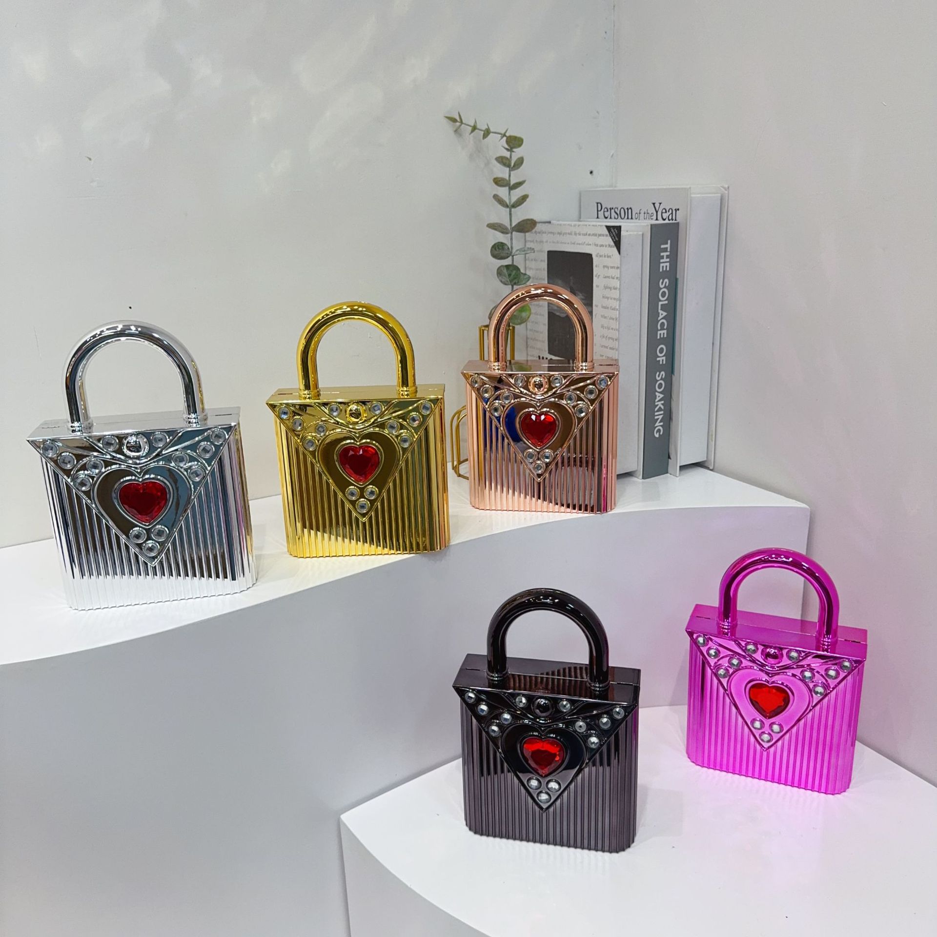 2025 New diamond-encrusted heart-shaped crossbody women's bag, mini acrylic bag, evening style, single-shoulder hand-carry makeup bag full figure