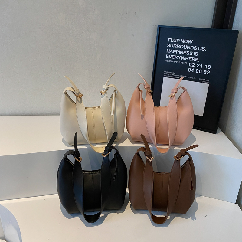 Large-capacity commuter underarm tote bag, trendy bag for women, 2025 new style fashionable single-shoulder bag, simple and elegant crossbody bag Application Scenario