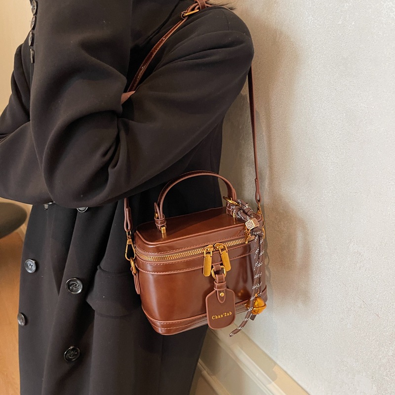 2025 New high-end and niche design box bag, hand-held bag, popular single-shoulder crossbody bucket bag, women's bag details Picture