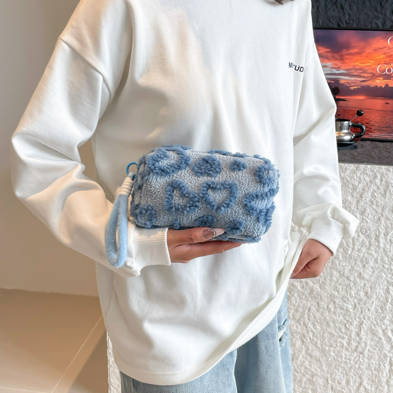The 2025 summer new plush heart-shaped makeup small square bag is a cute and fluffy handbag, a cross-border trend details Picture
