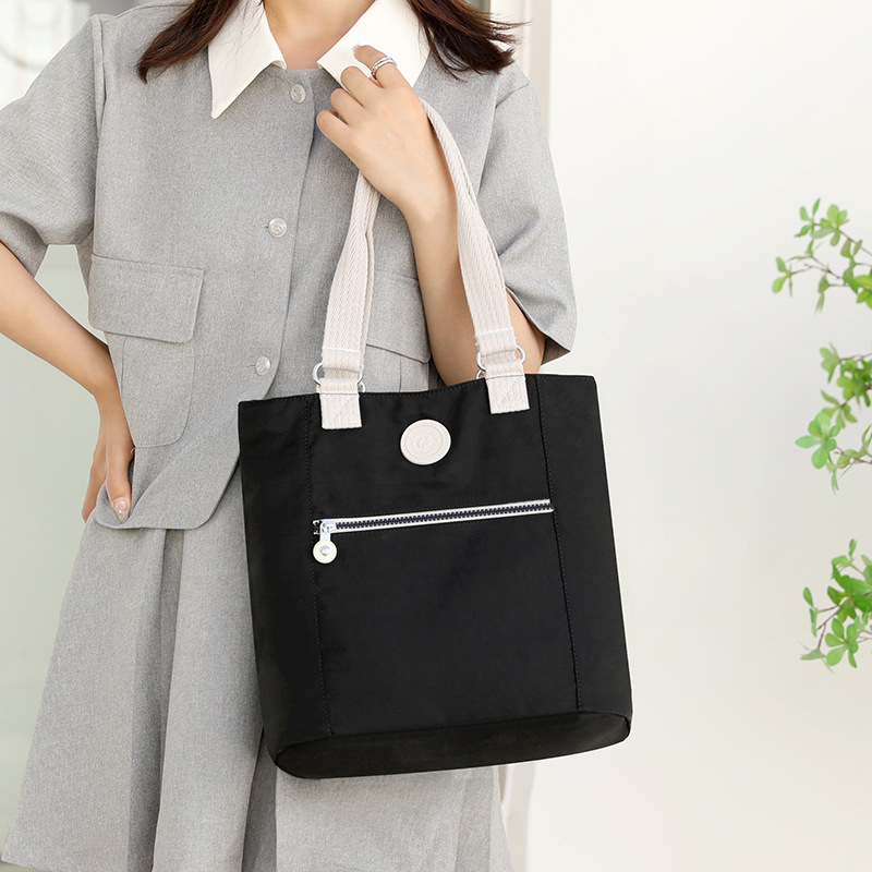 Colorful Fox's new fashionable and trendy single-shoulder bag for women, a simple and large-capacity tote bag with water repellent details Picture