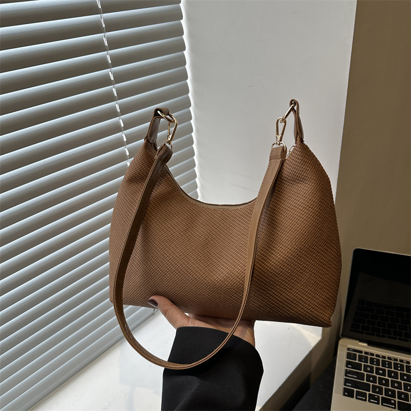 This large-capacity handbag is a new spring 2025 fashionable and simple single-shoulder underarm bag for commuting and casual use full figure