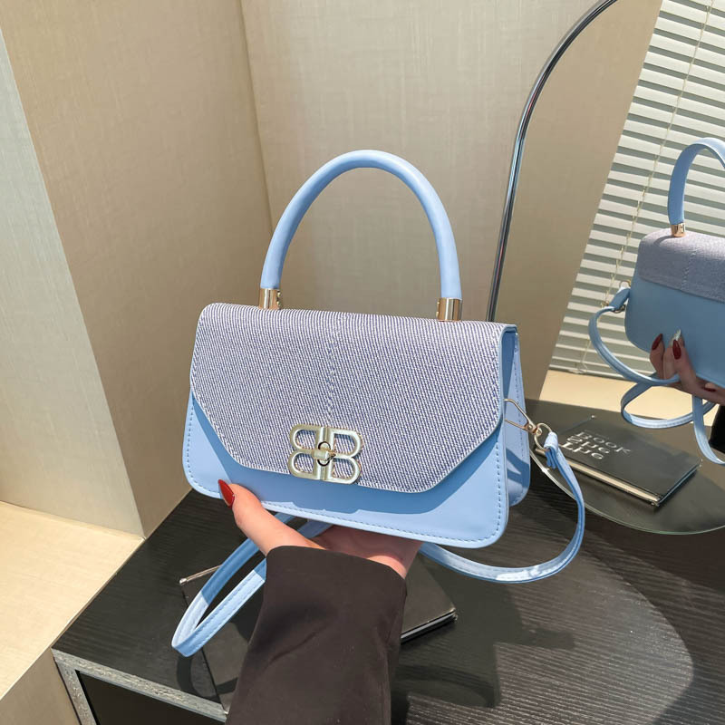 Retro-style small square underarm bag for women, simple 2025 summer new, elegant and niche design, single-shoulder crossbody bag full figure