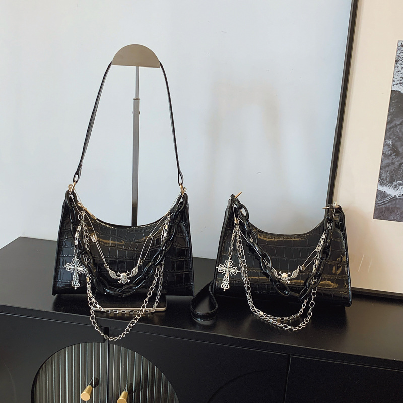 This year, the new fashion single-shoulder crossbody bag for women in 2025 is a versatile chain crossbody dumpling bag Application Scenario