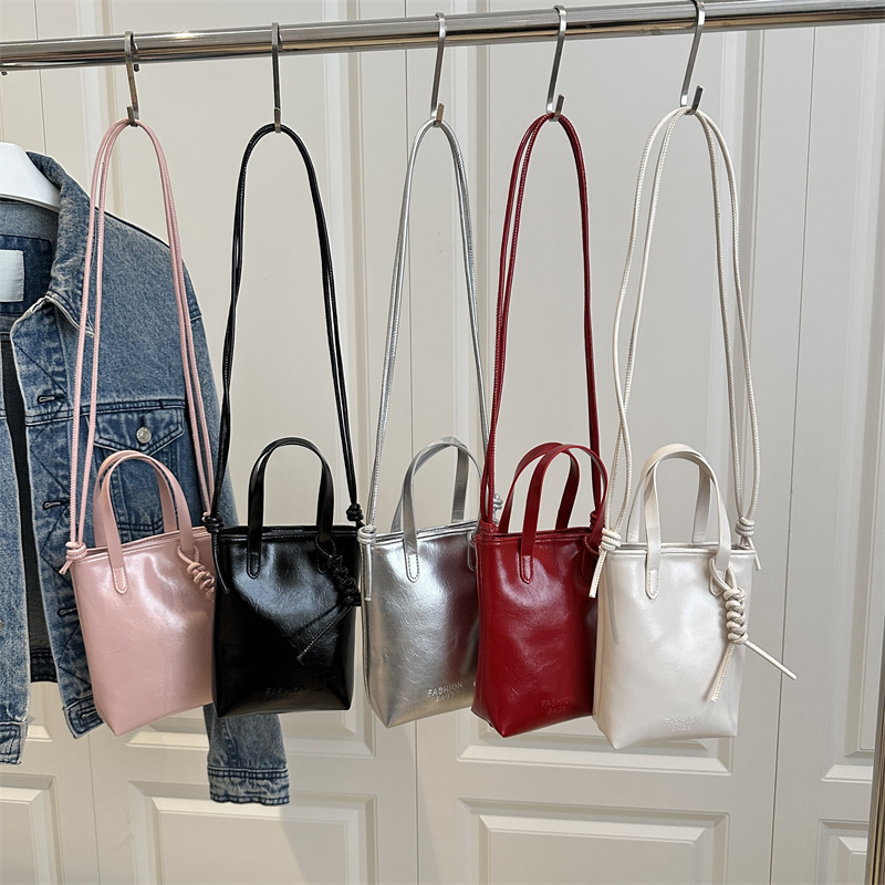 High-end and niche design women's 2025 new versatile hand-held small square bag, a small bag for holding mobile phones in summer Application Scenario