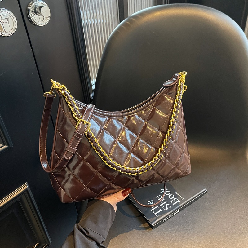 The new trendy and fashionable diamond-shaped chain dumpling bag for women in 2025 is a high-end single-shoulder bag Application Scenario