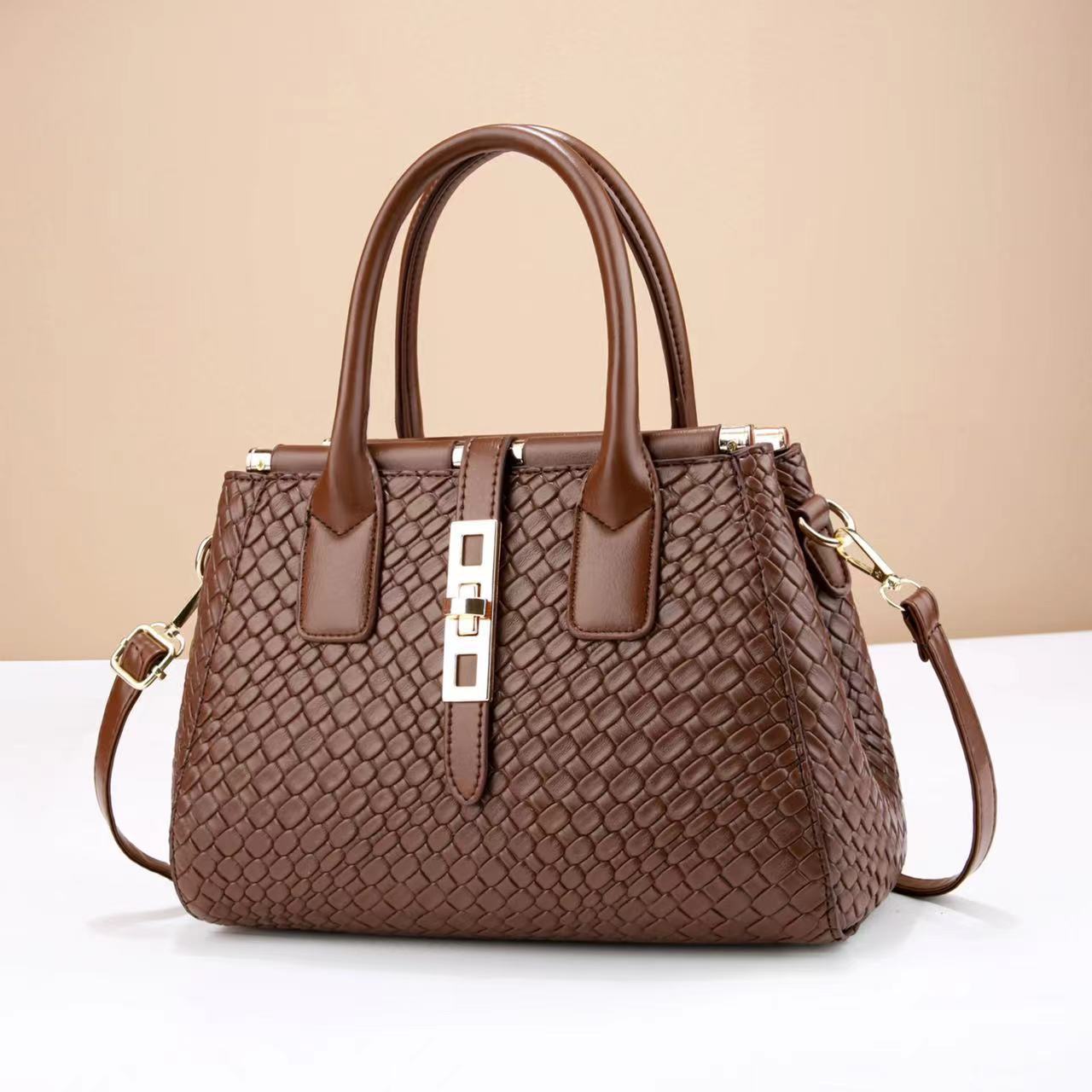 The new crossbody single-shoulder bag from the manufacturer for foreign trade is a versatile mom bag and a fashionable handbag. It is suitable for ladies of summer in 2023 Application Scenario