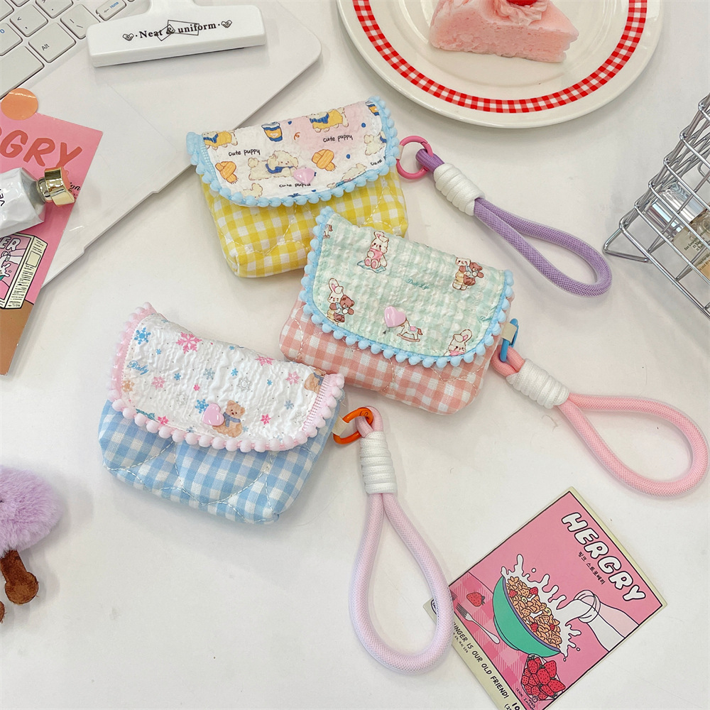 The 5223 cartoon splicing type storage bag is a portable and compact travel storage bag suitable for CCD camera bags, which is resistant to drops and bumps Application Scenario