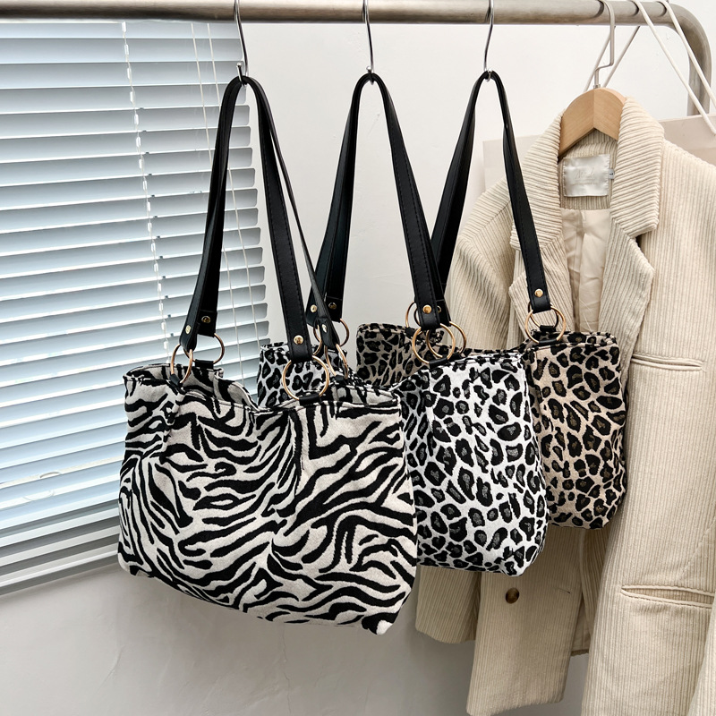 Leopard print canvas shoulder bag, tote bag, large capacity bag, 2025ins lazy style crossbody bag, women's bag Application Scenario