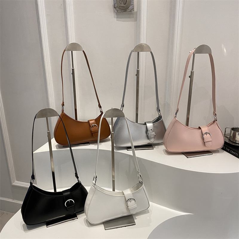 Single-shoulder underarm bag, PU crossbody women's bag, Spring 2025 small square bag, zipper pull strap, versatile commuting bag Application Scenario