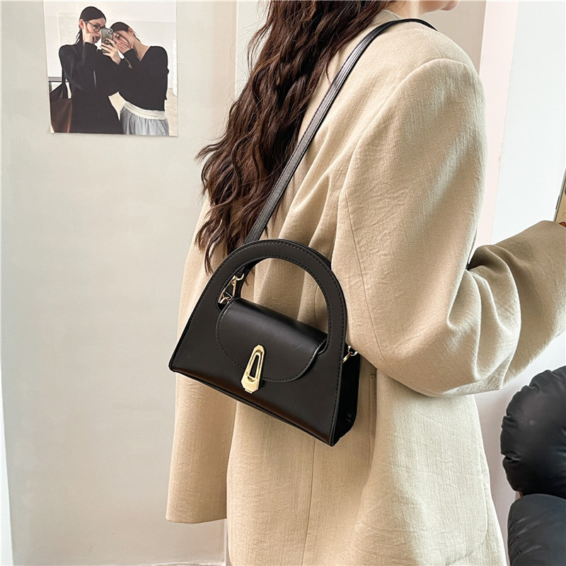 The new semi-round single-shoulder bag for women in 2025, a niche high-end handbag, is versatile for commuting and features a retro lockable crossbody details Picture