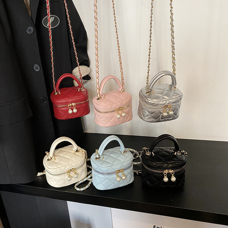 The 2025 new chain box bag for women's Spring and summer is a versatile and fashionable little chanel-style crossbody bag and a mini handbag for girls details Picture