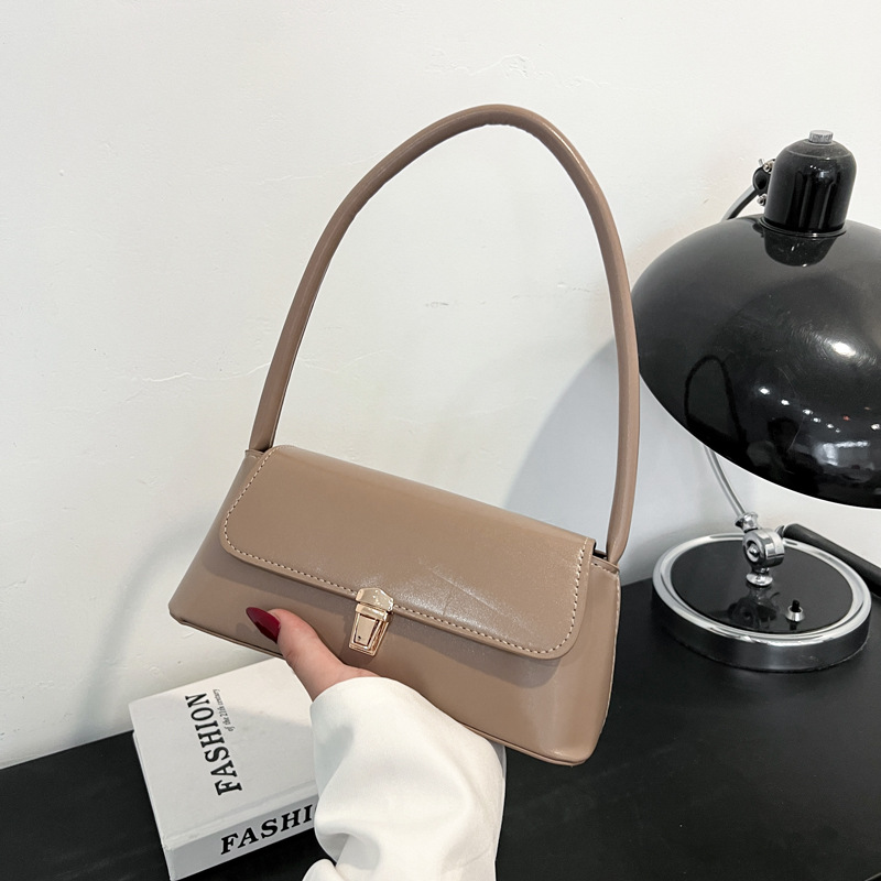 The 2025 summer new women's baguette bag is a fashionable and retro underarm bag that is versatile and elegant. It is a hand-held bag with a refined and stylish shoulder style full figure