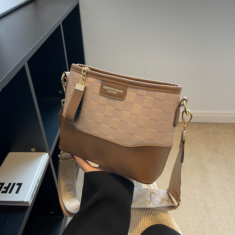 This year's popular bag women 2025 new trendy and fashionable wide-shoulder crossbody bag, versatile ins casual wandering bag details Picture